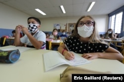 Школьники во Франции учатся в масках