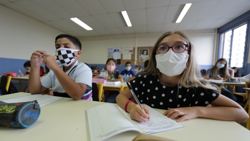 Mos harroni maskat: Nxënësit kthehen në shkolla përkundër pandemisë 