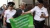 Задержание протестующего против пенсионной реформы, архивное фото 
