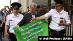 Задержание протестующего против пенсионной реформы, архивное фото