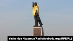 Пам’ятник Леніну в Запоріжжі, вбраний у футболку з національною символікою