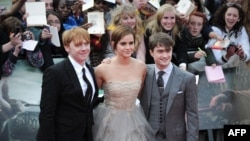 Британските актьори (отляво надясно) Рупърт Гринт, Ема Уотсън и Даниел Радклиф присъстват на световната премиера на "Хари Потър и Даровете на смъртта" - част 2 в Лондон на 7 юли 2011 г.