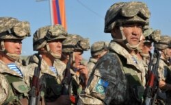 Казахстанские солдаты участвуют в учениях ОДКБ на армяно-турецкой границе. 15 сентября 2012 года.