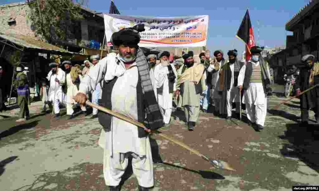 Afghanistan – people start the cleaning campaign of Khost city on 21 November 2014