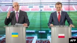 Прем’єр Польщі Дональд Туск (праворуч) разом зі своїм українським колегою Миколою Азаровим – перед початком Євро-2012