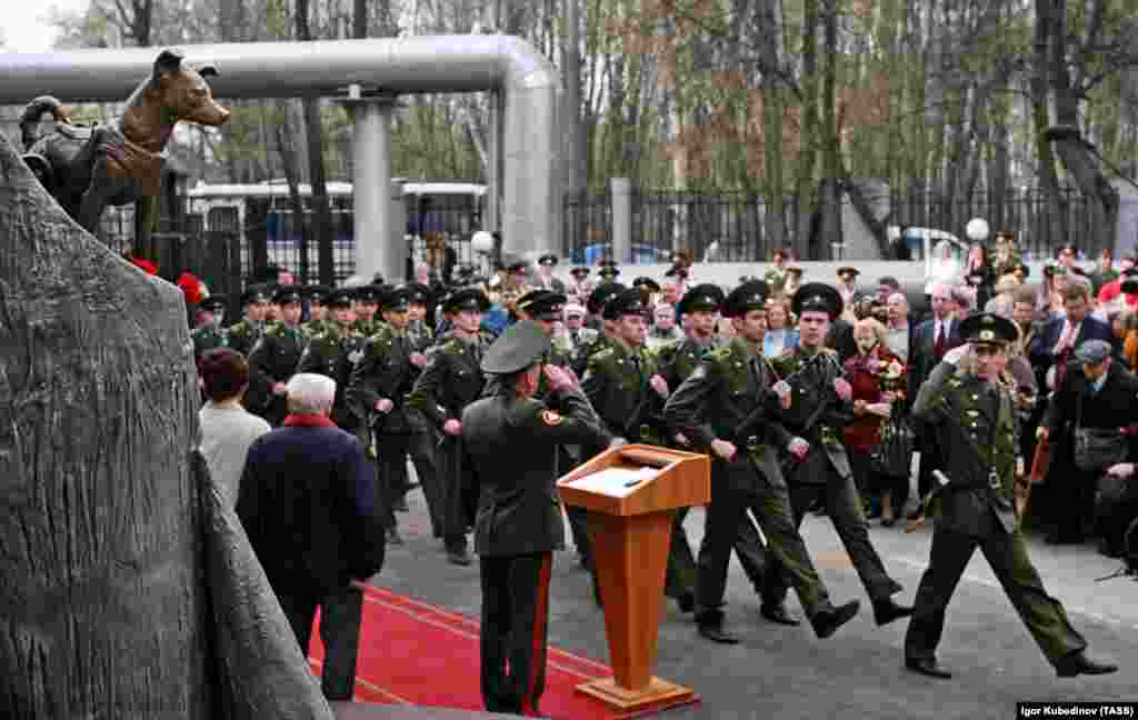 В Москве в 2008 году открыли памятник Лайке. После распада Советского Союза ученый Олег Газенко, который выбрал Лайку для отправки в космос, сказал: &laquo;Чем больше проходит времени, тем больше я ее жалею. Уроков, которые мы извлекли из той миссии, недостаточно, чтобы оправдать гибель собаки&raquo;.