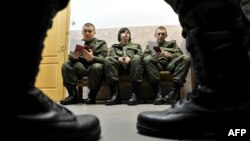 Rusiyada çağırışçıların döyüş bölgələrində xidmət etməsi qanunla qadağandır. Ancaq boşluqlar var.