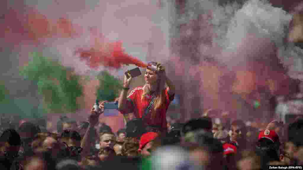 Mađarski ljubitelji nogometa marširaju prema areni Puskas u Budimpešti uoči utakmice njihove zemlje s Portugalom na Euro 2020, 15. juna.