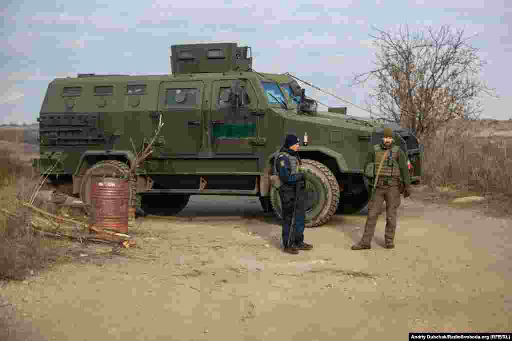 Дорогою зустрічаємо багато патрулів поліції і Нацгвардії. В зоні проведення ООС усе ще діє режим &laquo;жовтий&raquo;, але розведення фактично відбулося, і він може завершитися уже з неділі. (Режим &laquo;жовтий&raquo; &ndash; військові можуть, зокрема, перевіряти документи в цивільних, затримувати в разі відсутності їх, використовувати транспорт чи мобільні телефони громадян за їхньою згодою)