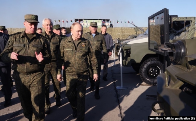 Владимир Путин на учениях "Запад-2025" на полигоне Мулино в Нижегородской области, 16 сентября 2025 года