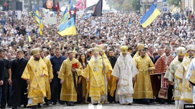 Хресна хода УПЦ Київського патріархату з нагоди відзначення Хрещення України-Руси. На передньому плані посередині патріарх Філарет. Київ, 28 липня 2017 року