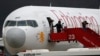 Полиция помогает пассажирам покинуть самолёт, приземлившийся в Женеве