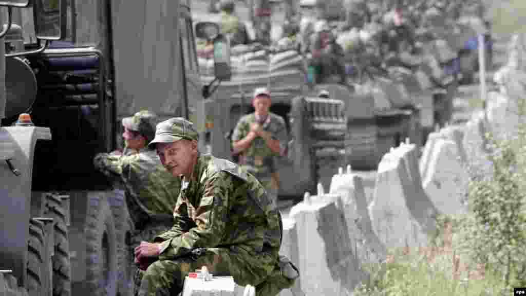 Колонна российских солдат, двигающихся на Цхинвали, ненадолго остановилась на дороге, 9 августа 2008 года