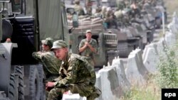 Колона російських військовослужбовців рухається у напрямку Цхінвалі. 9 серпня 2008 року