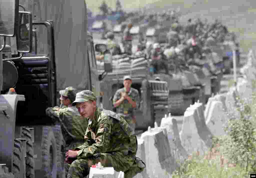 Колонна российских солдат, двигающихся на Цхинвали, ненадолго остановилась на дороге. 9 августа 2008