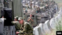 Расейскія вайскоўцы на маршы да Цхінвалі ўлетку 2008 году