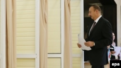 Prezident İlham Əliyev 2013-cü il prezident seçkisində səs verir.