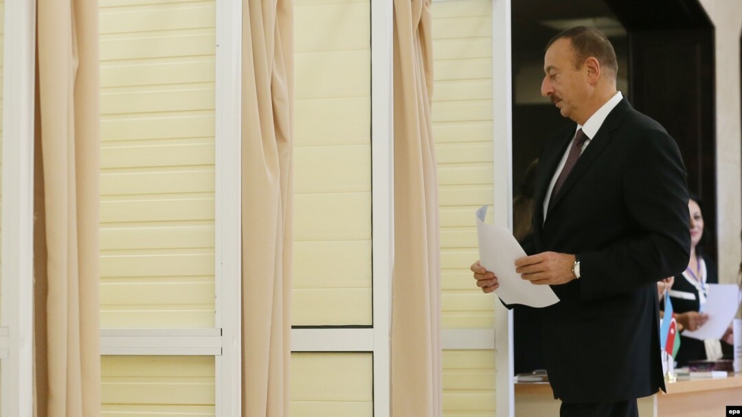 Prezident İlham Əliyev 2013-cü il prezident seçkisində səs verir.