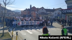 Nekoliko stotina studenata Državnog univerziteta u Novom Pazaru (DUNP) i građana blokiralo je na 16 minuta magistralni put koji vodi ka Crnoj Gori, 4. februar 2025.