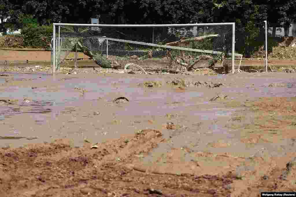 Një fushë futbolli e përmbytur në&nbsp;Bad Neuenahr-Ahrveiler të Gjermanisë. 18 korrik, 2021. 