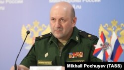 Russiýanyň goranmak ministrlginiň resmisi, radiasiýa, himiki we biologiki goranyş güýçleriniň kommandiri Igor Kirillow.