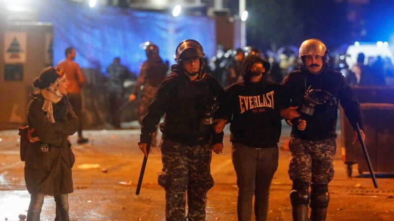 Судири меѓу полицијата и демонстрантите на стотиот протест против либанската влада