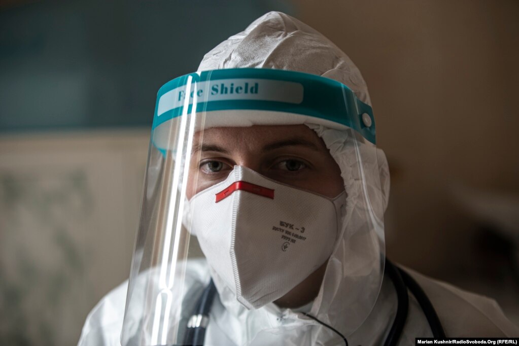 Вікторія Литківська працює в Овручцькій міській лікарні третій рік. Працює лікарем-інфекціоністом. Її завдання &ndash; обійти пацієнтів, проконтролювати їхній стан. З початку пандемії щодня бореться за здоров&rsquo;я людей