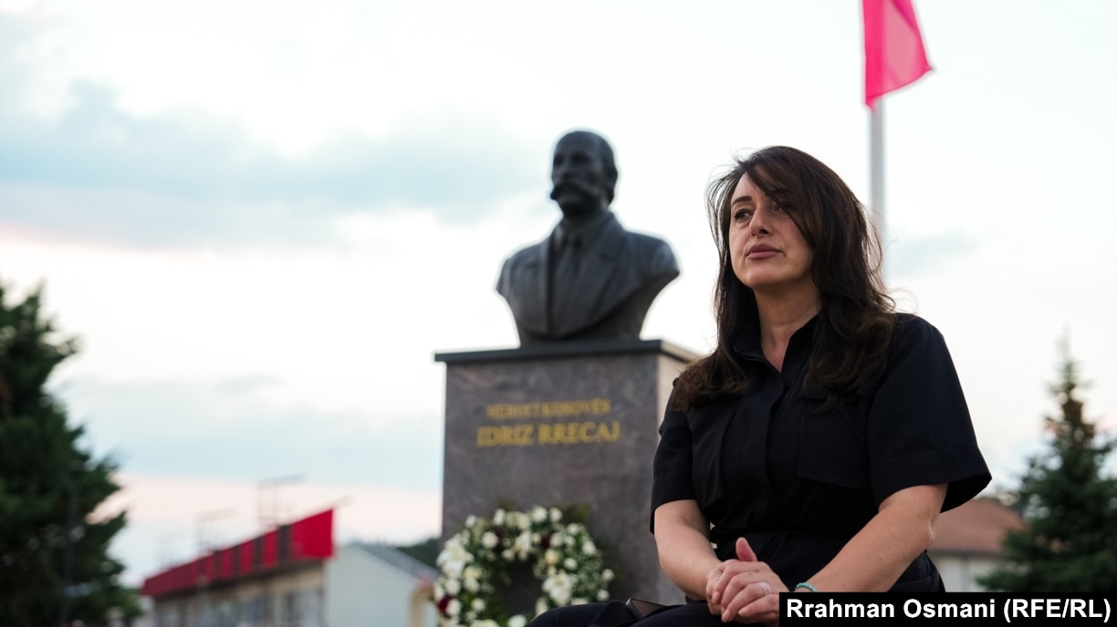 Flora Rrecaj në parkun që mban emrin dhe bustin e Idriz Rrecajt, babait të saj të zhdukur që nga 19 prilli i vitit 1999.