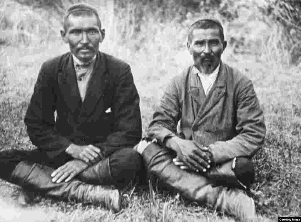 Личный секретарь Амангельды Иманова Альмахамбет Жанбеков (справа) и командир эскадрона Жаппасбаев (слева).