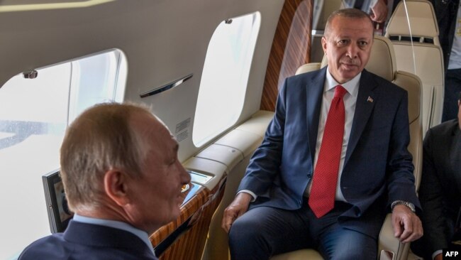 Путин и Эрдоган осматривают самолеты в Жуковском