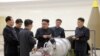 رهبر کره شمالی در این تصویر در حال بازدید از یک تاسیسات نظامی و هسته‌ای در سپتامبر ۲۰۱۷