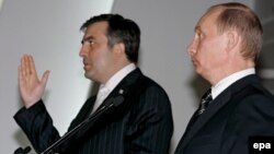 Михаил Саакашвили (слева) и Владимир Путин на пресс-конференции в Санкт-Петербурге, 13 июня 2006 г.