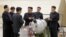 Liderul nord-corean Kim Jong Un discutînd apropiații săi programul nuclear