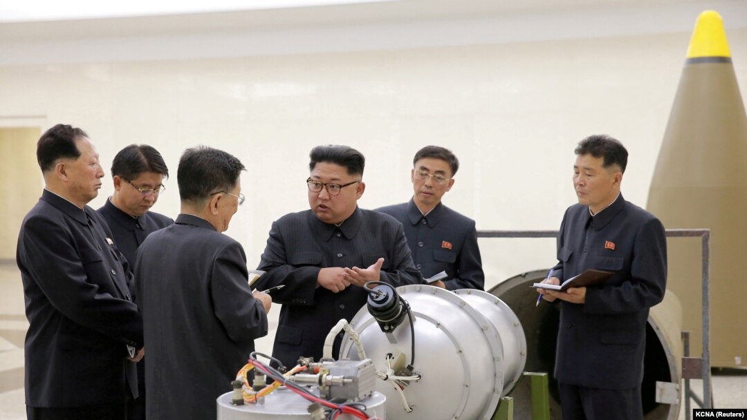 Ким Чен Ын Түндүк Кореянын өзөктүк программасына тиешеси бар жайына барган учур. Сүрөт 2017-жылы, 3-сентябрда таратылган. 