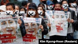 Demonstranti u Tokiju nose slike uhapšene premijerke Mjanmara, 14. februar