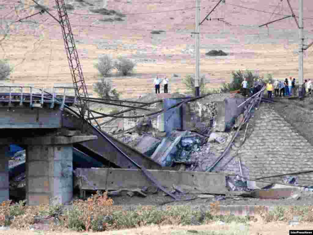 Разрушенный железнодорожный мост около деревни Каспи (50 км. от Тбилиси)