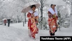 20-летние девушки, облаченные в кимоно, направляются на церемонию совершеннолетия, Япония. Иллюстративное фото. 