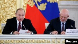 Глава Совета по правам человека при президенте РФ, Михаил Федотов с Владимиром Путиным