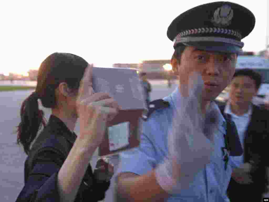 China - A policemen tries to stop a journalist from taking photos outside Tiananmen Square in Beijing, 04Jun2009 - Caption: epa01750548 A policemen tries to stop a journalist from taking photos outside Tiananmen Square in Beijing, China, early 04 June 2009. As June 04 marks the 20-year-anniversary of the 1989 Tiananmen Square military crackdown authorities have raised the security level in that area to a maximum and denied access for western journalists. EPA/OLIVER WEIKEN 