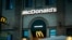 Шыльда McDonald’s над першай рэстарацыяй сеткі на праспэкце НЕзалежнасьці ў Менску. Архіўнае фота