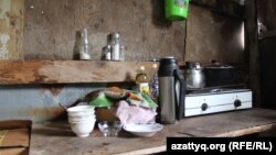 Место, где Тамара Сейсенова с невесткой готовят еду. Шымкент, 30 марта 2017 года.
