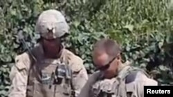 Фотографија од видео снимката на американските маринци кои уринираат врз мертвите тела на талибанците