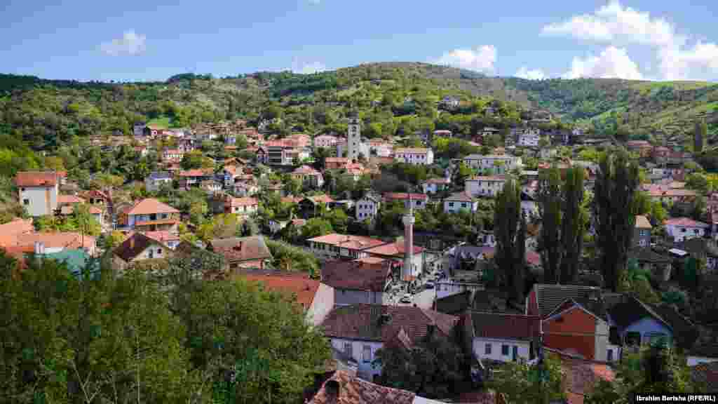 Janjava është një fshat multietnik ku jetojnë shqiptarë, kroatë, serbë dhe romë.