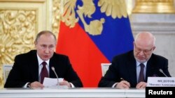 Russian President Vladimir Putin (left) with Mikhail Fedotov, whom he controversially dismissed this week as chairman of Russia's Council on the Development of Civil Society and Human Rights. (file photo)