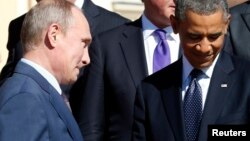 Ресей президенті Владимир Путин (сол жақта) мен АҚШ президенті Барак Обама (оң жақта) G20 саммитінде кездесті. Ресей, Санкт-Петербург, 6 қыркүйек 2013 жыл.