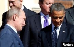 Ресей президенті Владимир Путин АҚШ президенті Барак Обамаға қарап тұр. Санкт-Петербург, G20 саммиті, 6 қыркүйек 2013 жыл. (Көрнекі сурет)