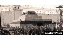 1991-də Sovetlər Birliyi yıxılan zaman çox böyük bir ideal tənəzzülü vardı və təbii ki, hakimiyyətin nəinki sakrallığı, ümumiyyətlə varlığı yenildi