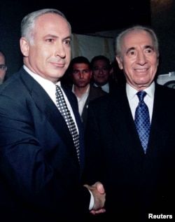  Израелският министър-председател и началник на Работническата партия Шимон Перес (вдясно) и Бенямин Нетаняху преди изборите през 1996 година 