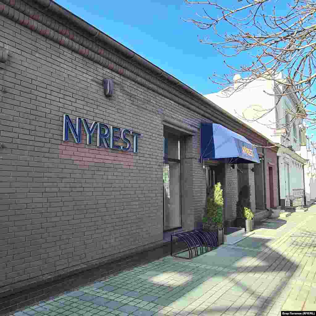 Заведение напротив здания крымского правительства