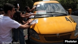 Հայաստան – Մի խումբ քաղաքացիական ակտիվիստներ բողոքի ակցիա են անցկացնում հասարակական տրանսպորտի սակագինը բարձրացնելու՝ քաղաքապետարանի որոշման դեմ, Երևան, արխիվ, 20-ը հուլիսի, 2013թ․
